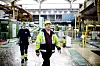 KLOKKERTRO: Konserntillitsvalgt Paul Kristiansen og klubbsekretær Cato Lettenstrøm understreker at fabrikken i Halden tjener penger.