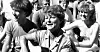 DET GLADE 80-TALL: Sommerleir på Utøya juli 1985. Gro Harlem Brundtland med gitar, sammen med Jens Stoltenberg.  Begge har donert mange private bilder til arkivet. Arbark oppfordrer alle som har interessant materiale om å ta kontakt.