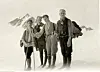 PRIVATE BILDER: Partikamerater på fjelltur på begynnelsen av 1920-tallet, antakelig på Hjerkinn. Fra venstre: Haakon Lie, Einar Gerhardsen, Rolf Gerhardsen og Martin Tranmæl