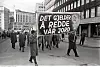 GAMMELT NYTT: Fra 1. mai 1964 i Oslo. Parolene er like aktuelle i dag som de var den gang.