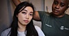 Victoria Pham (t.v.) har hatt lærlingplass i APRO og er kritisk til nedlegginga. Kollega Josephine Obasogie (th) er tilsett i APRO og veit ikkje kva som skjer med arbiedsframtida. Begge er medlem i Fagforbundet.