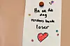Denne hilsenen henger på veggen på kontoret til de to sosialfaglig ansatte losene på skolen.