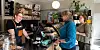 Amerikanske Alison Trimmer jobber på kafe Munin. Hun liker jobben, selv om hun gjerne skulle holdt på med noe der den ­ferske mastergraden kunne kommet til nytte.