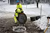 NYTT LOKK: Ny ring til festet er lagt og det nye lokket med Oslos byvåpen skal bukseres på plass.