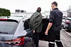 LANG LUFTETUR: Thor Stian eskorterer den innsatte tilbake i bilen etter legetimen.