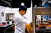 ÅPENT: Houcine El Kamel jobber i bistroen, det eneste serveringsstedet på Ikea som holder åpnet. Han er glad for å være på jobb.