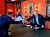 Forbundsleder Frode Alfheim (t.h.) overrekker forbundets krav til NRs forhandlingsleder Geir Sjøberg.