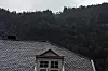 BERØMT SPEIL: Rjukan ligger som en dal i mellom to høye berg, og det er dunkelt på vinteren.  For noen år siden ble det montert opp solspeil oppe i høyden for å gi noe lys og varme.