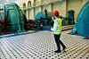 SIGHTSEEING: Ådne Naper lar ikke anledningen gå fra seg til å dokumentere hallen i Såheim kraftstasjon fra bakkenivå. Han har vært her før, og kommer gjerne igjen.