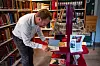 DET RØDE BIBLIOTEK: Ådne Naper er interessert i politisk historie, og kjenner derfor til den noe skjulte samlingen av «rød litteratur» som finnes i kjelleren på biblioteket i Rjukan. Her har han attpåtil funnet en bok om Hydro, livet smiler.