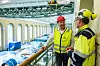 PÅ INNSIDEN: Ådne Naper er mye på besøk rundt om i fylket, blant annet i påfalledne mange kraftverk. - Jeg vil inn i så mange av de store kraftverkeme som mulig. Her nyter han innsiden av Såheim krafterk mens en av maskinene pusses opp under. T.h. Terje W. Martinsen, Hydro.