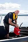Båtutleie: På campingplassen kan gjestene leie små båter. Da gjelder det å sørge for at det er nok bensin på motorene før ferden settes mot havs.