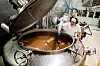 DET BRUNE GULLET: Brunost har lange tradisjoner her til lands. Nå håper Synnøve Finden at Asia blir neste storsatsning. Da blir det mange ekstra tonn brunost å koke for Paul Stian Hågensen og hans kolleger.