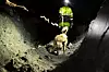 SPESIALTRENT: Hunden Capo kan lukte flere tiår gammelt sprengstoff på ti-femten meters avstand. Når Capo har gjort et funn, plukker hundefører Olav Bones opp endringer i hundens væremåte.