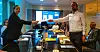 Forhandlingsleder Mari Indgjerdingen i Norsk Industri (t.v) får kravene fra Ommund Stokka i Forbundet Styrke ved forhandlingenes oppstart tirsdag.