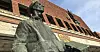 «Mureren» er en av seks skulpturer på sjøsiden av rådhuset i Oslo som framstiller bygningsarbeidere. Han har stått der siden 1951. Nå vil Eirik Kornmo hive den på fjorden.