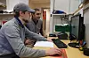Morten Korsnes hjelper Ebrahim Shakib med å søke om dagpenger. – Jeg synes Nav skriver komplisert og vanskelig. Det er noen ord jeg ikke forstår, sier Shakib.