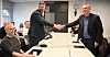 Leder i El og IT Forbundet, Geir Ove Kulseth og administrerende direktør i NHO Elektro, Ove Guttormsen, utveksler det tradisjonelle håndtrykket før forhandlingene på landsoverenskomsten for elektrofagene (LOK) i formiddag.