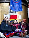Både Greta Thunberg og artisten Ella Marie Hætta Isaksen har stått på barrikadene. I dag tidlig satt de utenfor Olje- og energidepartementet. Politiet tok turen først til Finansdepartementet.