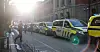 Politiet hadde med seg nok biler til å kunne sperre av området utenfor Finansdepartementet. Her hadde flere lenket seg fast utenfor inngangene.
