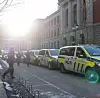 Politiet hadde med seg nok biler til å kunne sperre av området utenfor Finansdepartementet. Her hadde flere lenket seg fast utenfor inngangene.