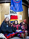 Både Greta Thunberg og artisten Ella Marie Hætta Isaksen har stått på barrikadene. I dag tidlig satt de utenfor Olje- og energidepartementet. Politiet tok turen først til Finansdepartementet.