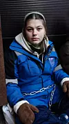 – For to år siden feiret vi Fosen-dommen. Nå har det gått 505 dager, og ikke en dritt har skjedd, sier Emma Pedersen (22) som lenket seg fast utenfor Finansdepartementet.