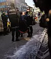 Politiet bøtela og bar bort aksjonistene som hadde sperret for inngangene.