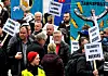 LANG KAMP: LO-nestleder Tor-Arne Solbakken var med på markeringen til støtte for bryggesjauerne på Youngstorget i Oslo i april. Transportarbeiderforbundet etterlyser større kampvilje fra LO-ledelsen.