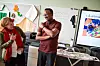 Kine Asper Vistnes og undervisningsinspektør Sadiq Adam Dahir prøver å finne ut hva en «spillpose» er, som er et formgivningsprosjekt som er på gang i disse dager.