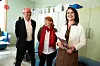 Rapporten overlevert. Ole Erik Almlid, Kine Asper Vistnes og Kari Nessa Nordtun.