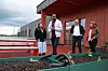 Undervisningsinspektør Sadiq Adam Dahir forklarer om kjøkkenhagen. Fra venstre rektor Gro Høydal Nesse, undervisningsinspektør Sadiq Adam Dahir, Ole Erik Almlid og Kine Asper Vistnes.