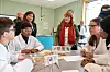Elever driver med forsøk i naturfag. Kine Asper Vistnes og Ole Erik Almlid (i bakgrunnen) snakker med hver sin gruppe elever. Til venstre rektor ved Vestli skole, Gro Høydal Nesse.