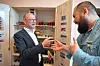 Ole Erik Almlid og lærer Erik Lauritsen diskuterer kallenavna på ulike verktøy.