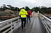 UT PÅ TUR: For å besøke et par energimontører på jobb må Kristian Brandsrød og Sondre Woring krysse denne gangbrua og legge ut på en ti minutters spasertur på Siljeholmen.