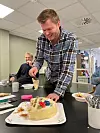RASKT UNNA: Kakemarkeringen var populær og det gikk ikke lang tid før kaka var fortært. HMF-lederen selv fordelte kakestykkene på solidarisk vis.