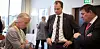 SJOKKBESKJEDEN: Her har NTL-tillitsvalgt Ann Berit Sagedal akkurat fått nyheten om at regjeringen vil frata Forsvarsbygg renholdet i i 2014, og diskuterer med statssekretær Øystein Bø (t.h.) og avdelingsdirektør Frode Halungset fra Forsvarsdepartementet.