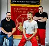 NYE TIDER: Den nye fana til verkstedklubben er designet av Stian Sagvolds datter Linnea. Klubbleder Ståle Knoff Johansen (til venstre), Kenneth Hernes og Stian Sagvold representerer en klubb med stort politisk engasjement, og garanterer at fana vil bli flittig brukt.