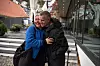 Vestlending og forbundssekretær Heidi Lie gir Remi Andre Unnvik en gratulasjonsklem