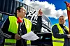 Vegard Tillerflaten fra LO i Trondheim og Omegn ledet an i allsang av den oversatte kampsangen «Ta stilling til hvem du er».