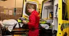 Kun to av ambulansene får plass i garasjen, den tredje må stå ute. Men det er trangt om plassen inne også, båra får ikke hospitant Eivind Høydahl-Johansen tatt ut når ambulansen er parkert.