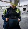 STRETCH: Også bukser for kvinner som er gravide er på plass ved Alcoa Mosjøen. Da Magasinet var på besøk, var de i bruk av høygravide Nina Helene Omdahl.