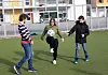 Det er mange voksne ute i friminuttene på Straumsnes skole. Her er vernepleier Bente Hansen i ballbingen med gutter fra niende trinn.