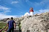 VEDLIKEHOLD OG TILSYN: Vær og vind lager kontinuerlig slitasje på fyret og bygningene knyttet til det. En stor del av Frank Ottos jobb består i vedlikehold og tilsyn av bygningene.