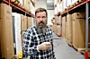 KLUBBLEDER: Thomas Emilsen har blitt hovedtillitsvalgt i Elkjøp Hønefoss. Han jobber til vanlig på lageret.
