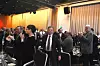 LANDSMØTEFEST: Ronald Steen på vei opp for å motta herdersgave søndag kveld.