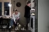Arbeidsfordelingen er ofte slik: Fostermor Maritha Nelvik lager middag mens Arwen Viktoria Haga koser med hunden Kenzo.