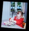 Maritha Nelvik har mange bilder på mobilen fra da fosterdattera var liten.
