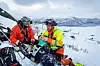 PÅ SKADESTEDET: Anestesilege André Westlie starter med intubering, mens redningsmann Lars Oven Pettersen kobler til en maskin som gir brystkompresjoner. Utstyret gjør at de kan følge tett med på blodtrykk, hjerterytme, temperatur og andelen CO2 i lufta pasienten puster ut.