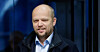 Finansminister Trygve Slagsvold Vedum (Sp) ankommer Bergen fredag. Han vil ikke svare på spørsmål som omhandler regjeringens fremtid, men er uenig med Arbeiderpartiet i striden om EUs energipakke.